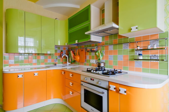 interiér kuchyně v oranžové a světle zelené tóny
