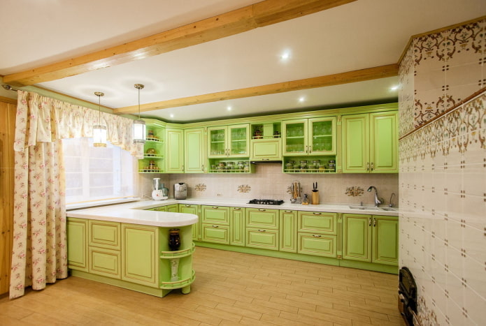 gaiši zaļas krāsas virtuves interjers provences stilā