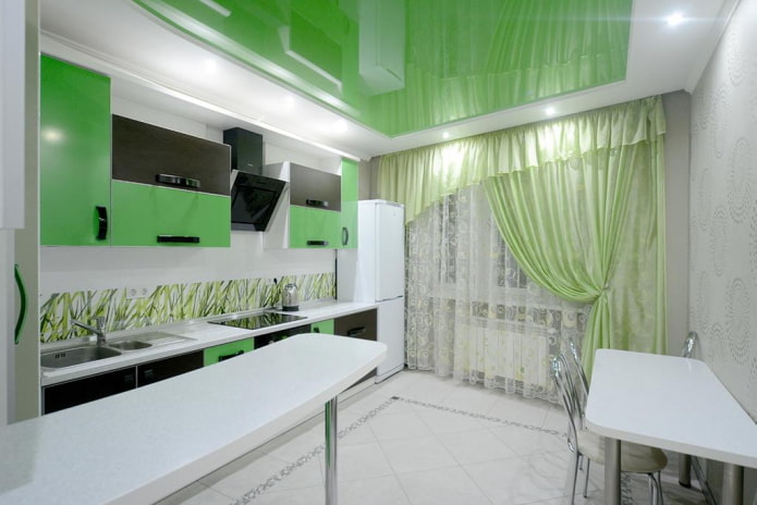 cortinas en el interior de la cocina en tonos verdes claros