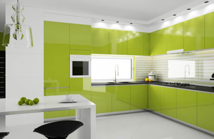 kuhinjski interijer u bijelim i svijetlo zelenim tonovima
