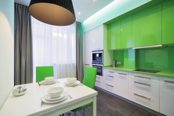 záclony v interiéri kuchyne vo svetlých zelených odtieňoch