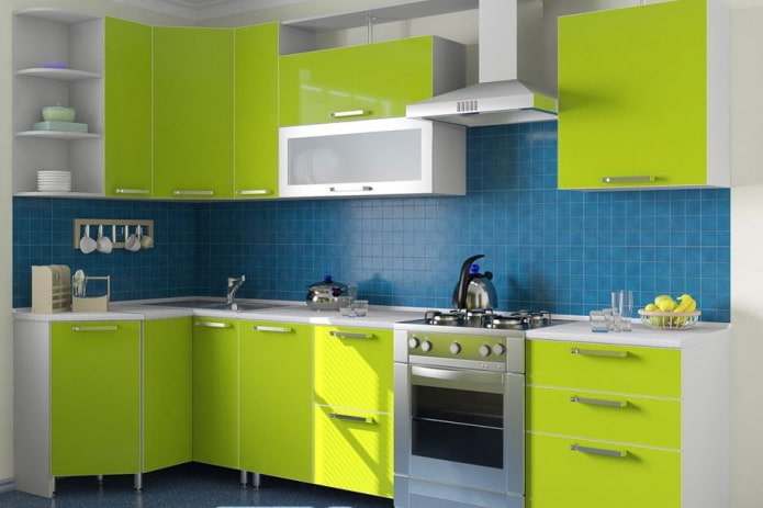 interiorul bucătăriei în tonuri de albastru și verde deschis