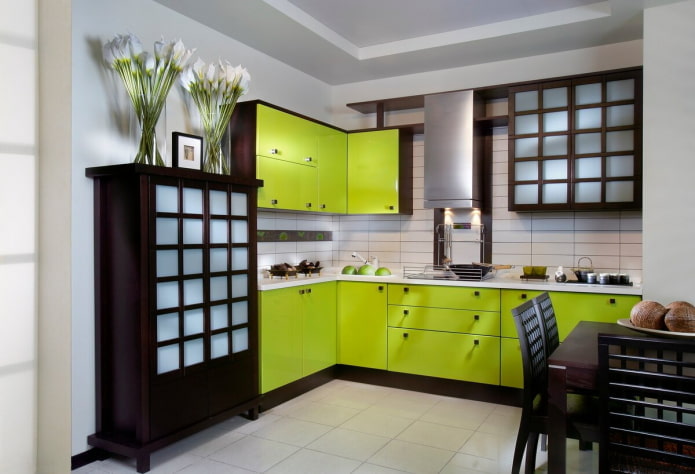 møbler og apparater i det indre af køkkenet i lysegrønne farver