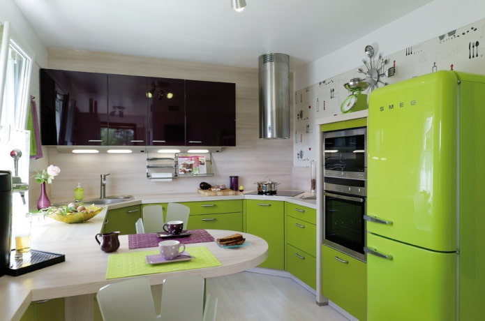bútorok és készülékek a konyha belsejében világos zöld színben