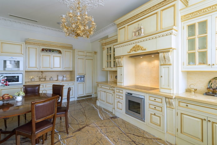 mēbeles klasiskās virtuves interjerā