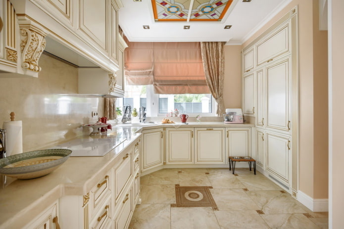 gardiner i det indre af køkkenet i beige farver