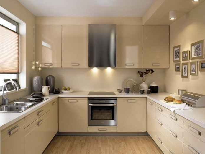 mēbeles un ierīces virtuves interjerā smilškrāsas krāsās