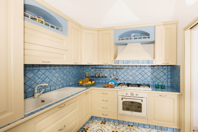 smilškrāsas virtuves interjers ar spilgtiem akcentiem