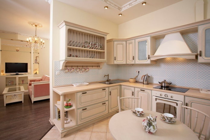 béžový kuchyňský interiér ve stylu provence