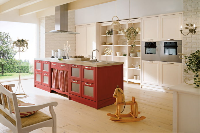 smėlio spalvos virtuvės interjeras su ryškiais akcentais