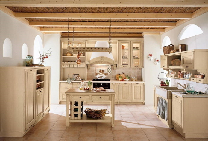 smėlio spalvos šalies stiliaus virtuvės interjeras