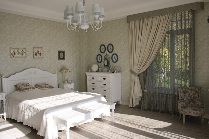 textiles et décoration à l'intérieur d'une chambre dans un style provençal