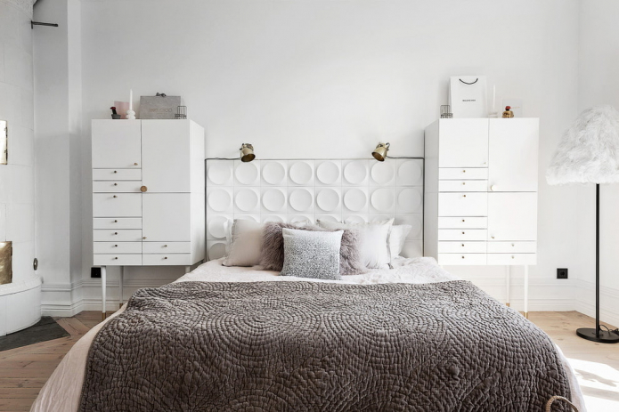 guļamistaba ar baltām sienām