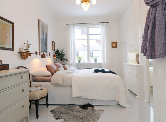 baltas skandinaviško stiliaus miegamojo interjeras