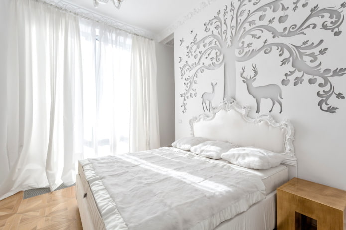 tekstilė ir dekoras miegamajame baltomis spalvomis