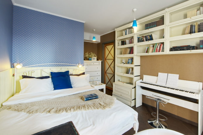arrangemang av möbler i ett smalt sovrum