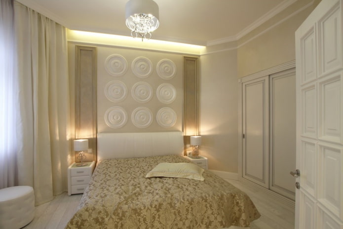 dekors un apgaismojums smilškrāsas guļamistabas interjerā