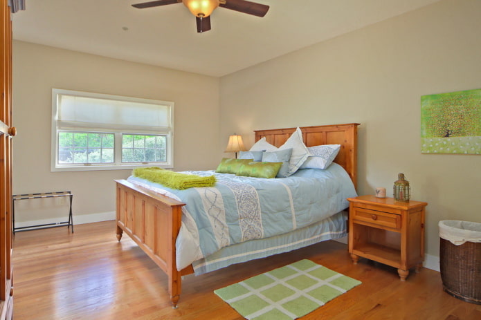 Dormitorio con paredes de color beige.