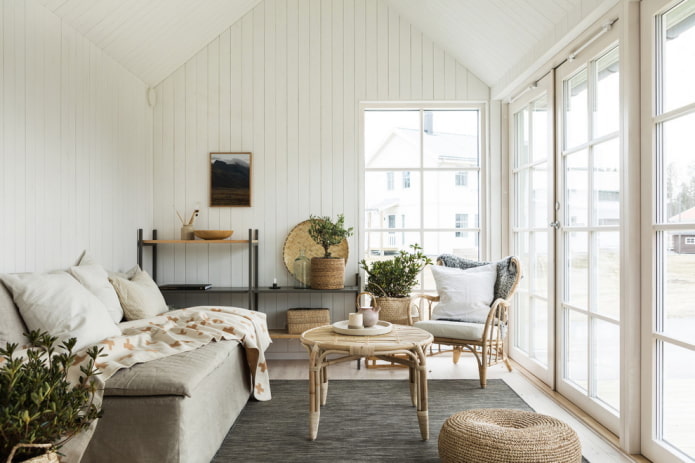 Ziemeļvalstu stila dzīvojamā istaba mājas interjerā