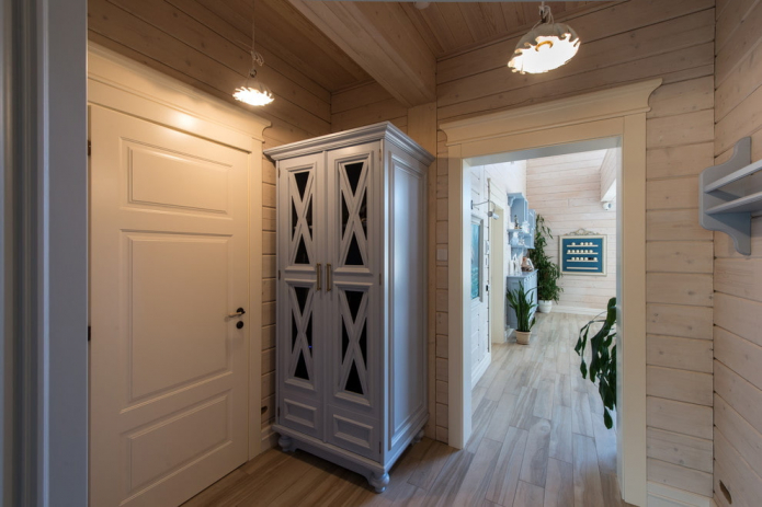 diseño de un hall de entrada en una casa de madera