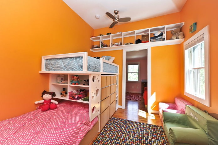 Möbel im Inneren des Schlafzimmers für heterosexuelle Kinder
