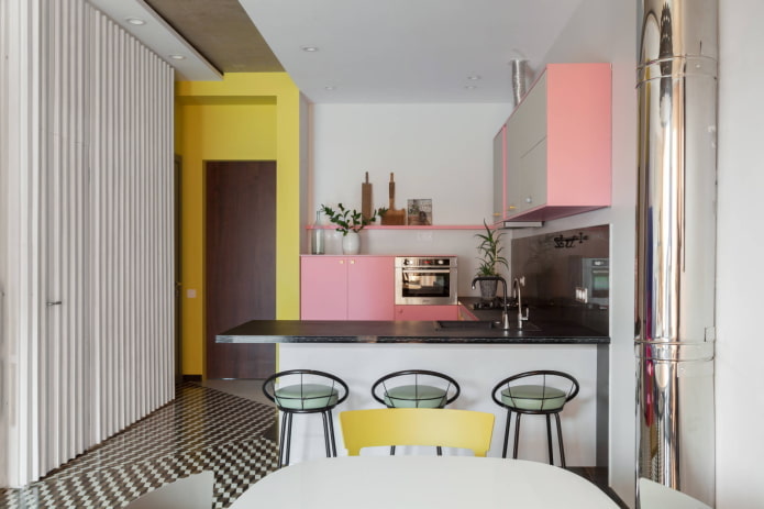 Color rosa y amarillo en el interior de la cocina.