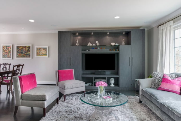 Salón interior en tonos gris-rosa