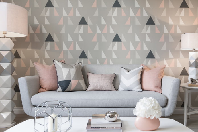 stue interiør i grå-lyserøde nuancer
