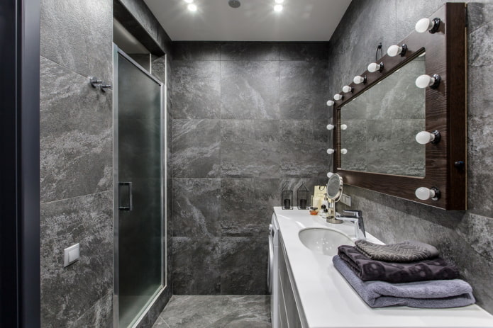 interijer kupaonice u sivom potkrovlju