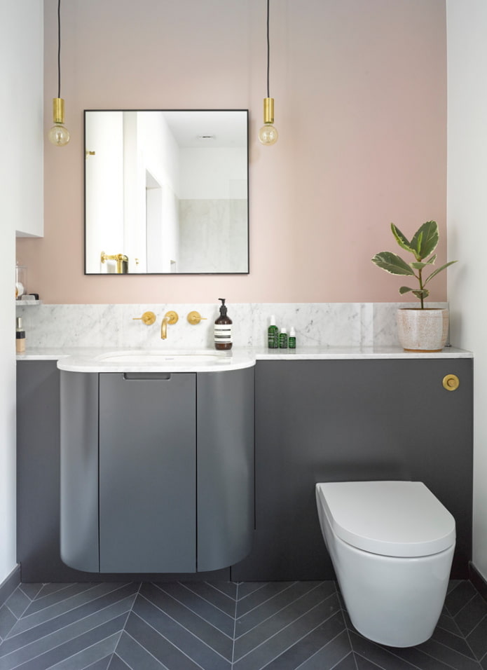 růžový a šedý interiér koupelny