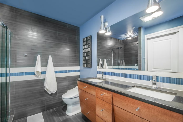 pelēks-zils vannas istabas interjers