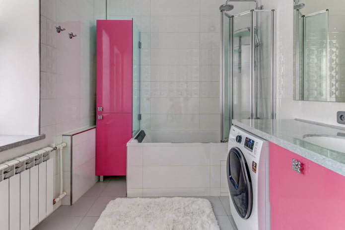 kúpeľňový dizajn s ružovými fasádami nábytku