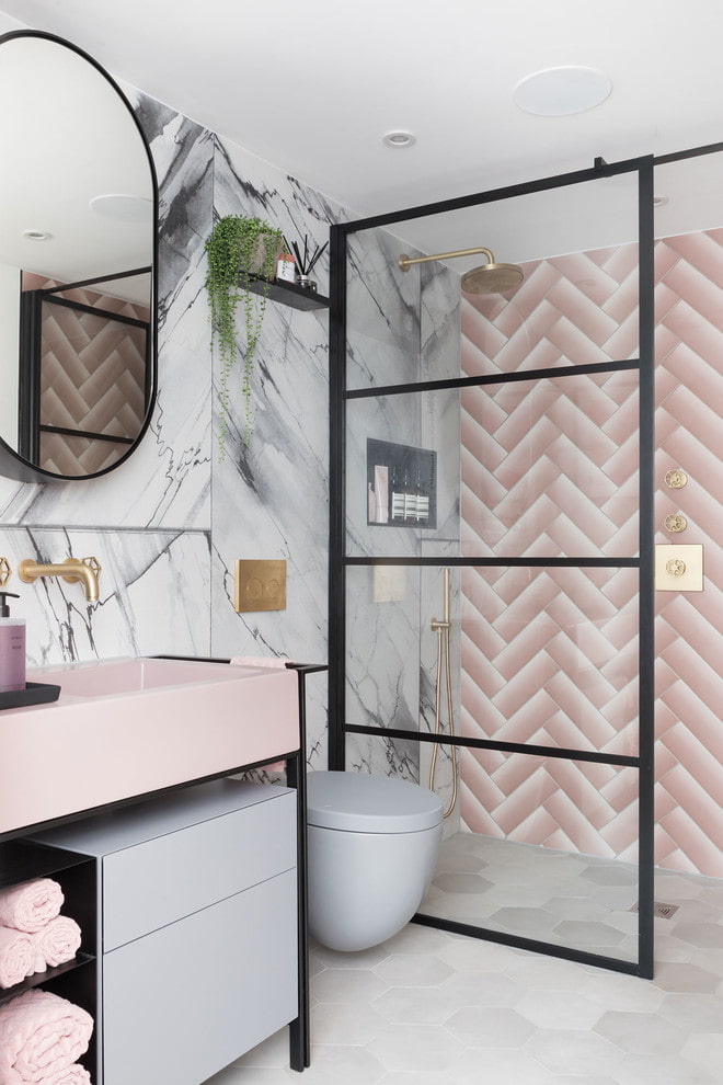 Szürke-rózsaszín fürdőszoba belső