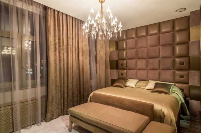 Dekor und Beleuchtung im Inneren eines braunen Schlafzimmers