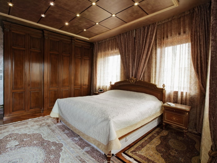 klasický interiér hnedej spálne
