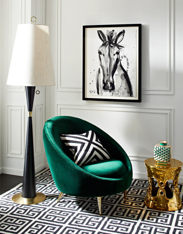 Smaragdové kreslo pre stoličky a stojací lampa