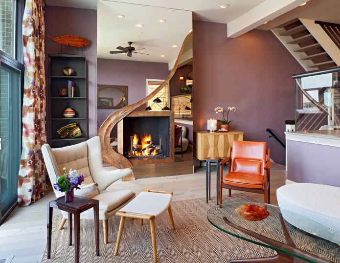 obývací pokoj s fialovými stěnami