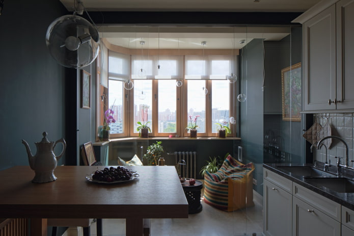 gardiner i det indre af køkkenet kombineret med en loggia