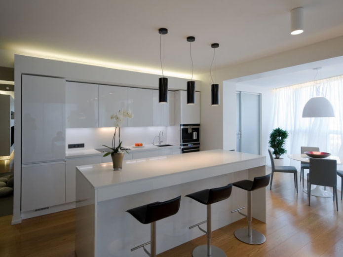 minimalistisk kjøkkendesign kombinert med en loggia