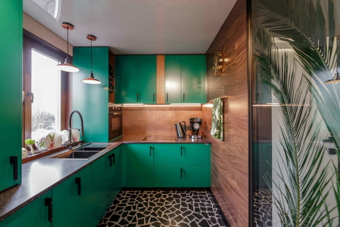 virtuvės dizainas žaliais ir rudais tonais