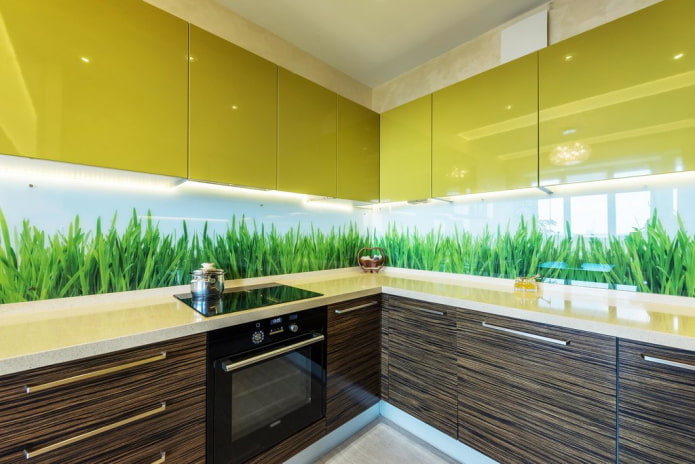 virtuvės dizainas žaliais ir rudais tonais