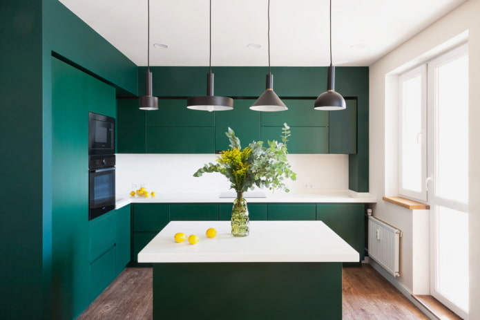 design de bucătărie în culori verde închis