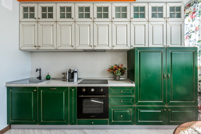 keittiön suunnittelu valkoisissa ja vihreissä väreissä