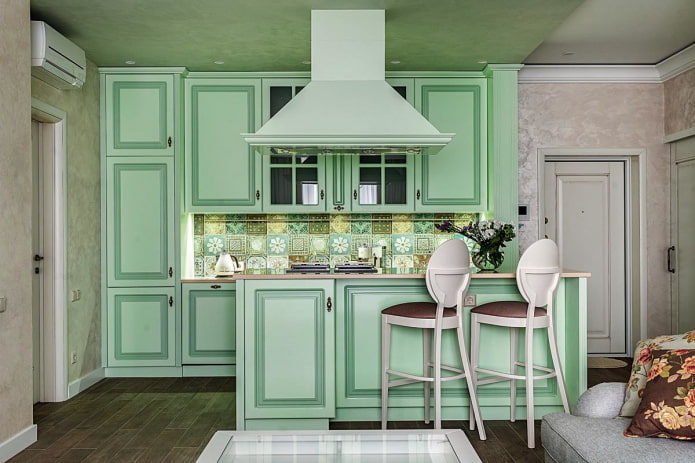 virtuves dizains gaiši zaļos toņos