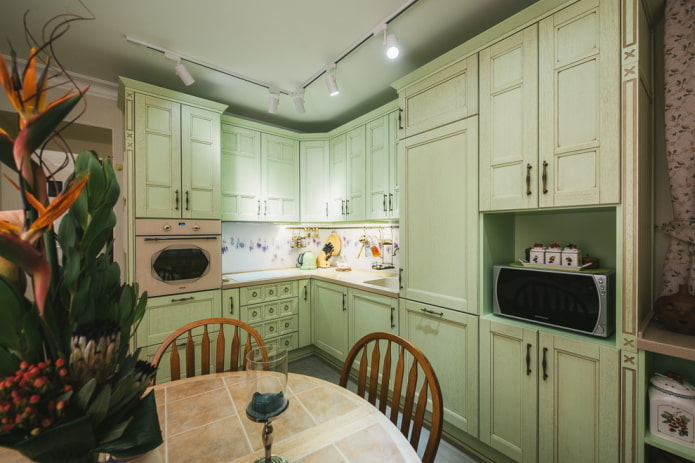design de bucătărie în tonuri de verde pal