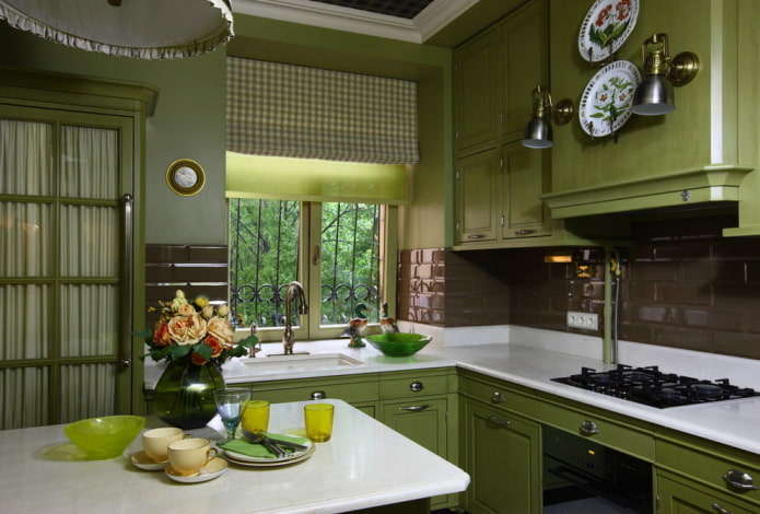 gardiner i köksinredningen i gröna färger