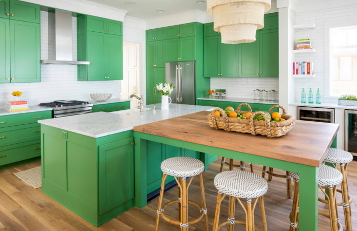 mēbeles virtuves interjerā zaļās krāsās