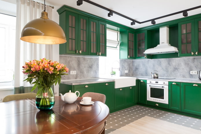 mobili all'interno della cucina nei colori verdi