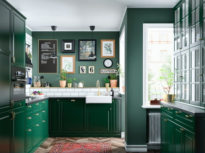 iluminação e decoração no interior da cozinha em cores verdes