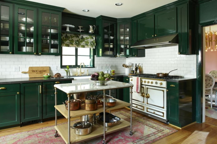 design kuchyně v tmavě zelené barvě